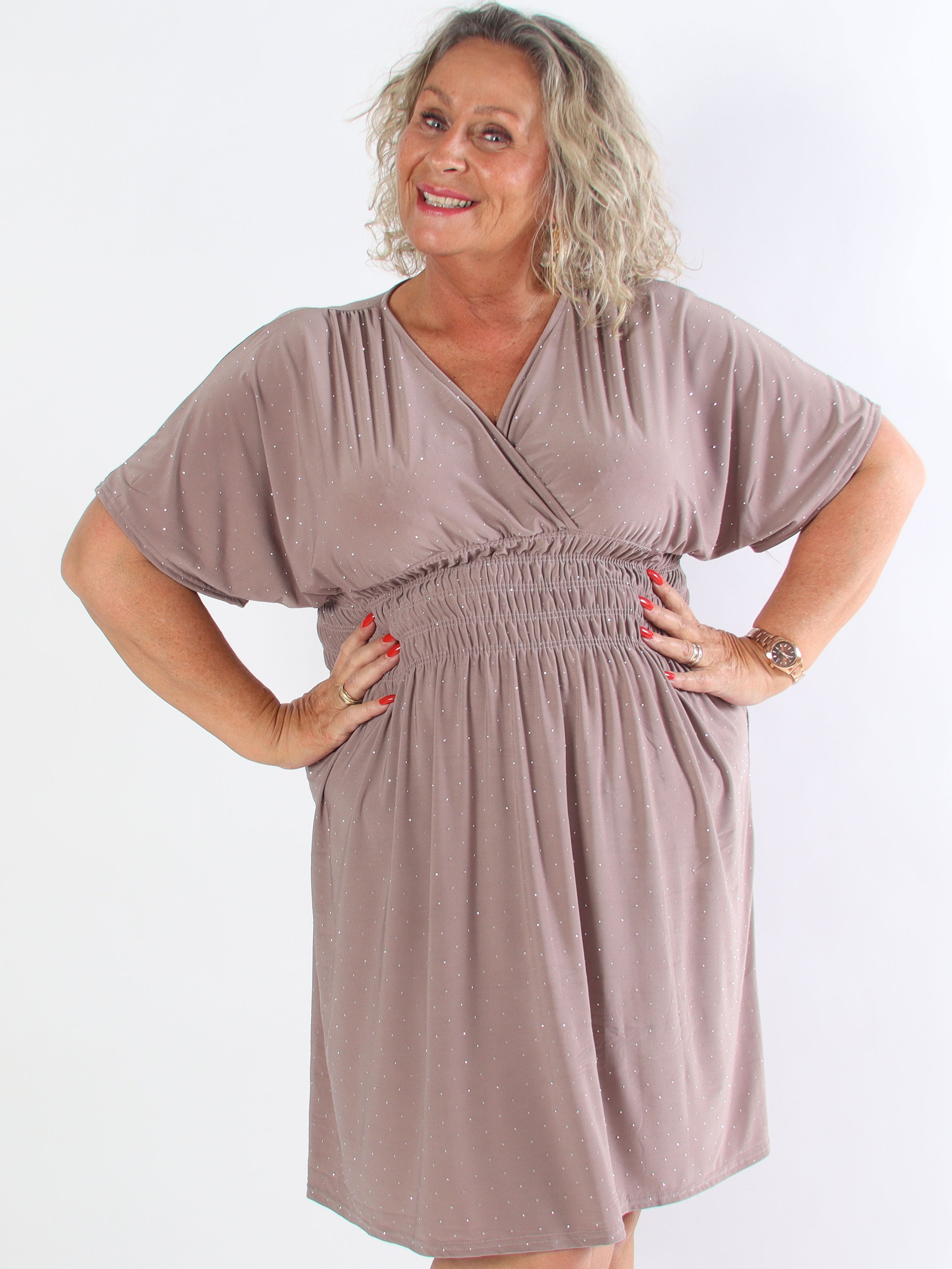 Pams Crystal Short - Kort elastisk plus size klänning med strass
